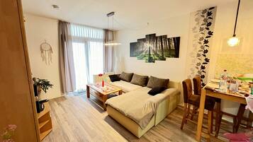 Fernseher, DVD-Player, Tischtennisplatte, Stereoanlage