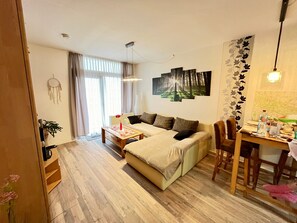 Televisión, reproductor de DVD, mesa de ping pong, estéreo