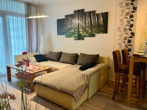 Una televisión, un reproductor de DVD, una mesa de tenis de mesa