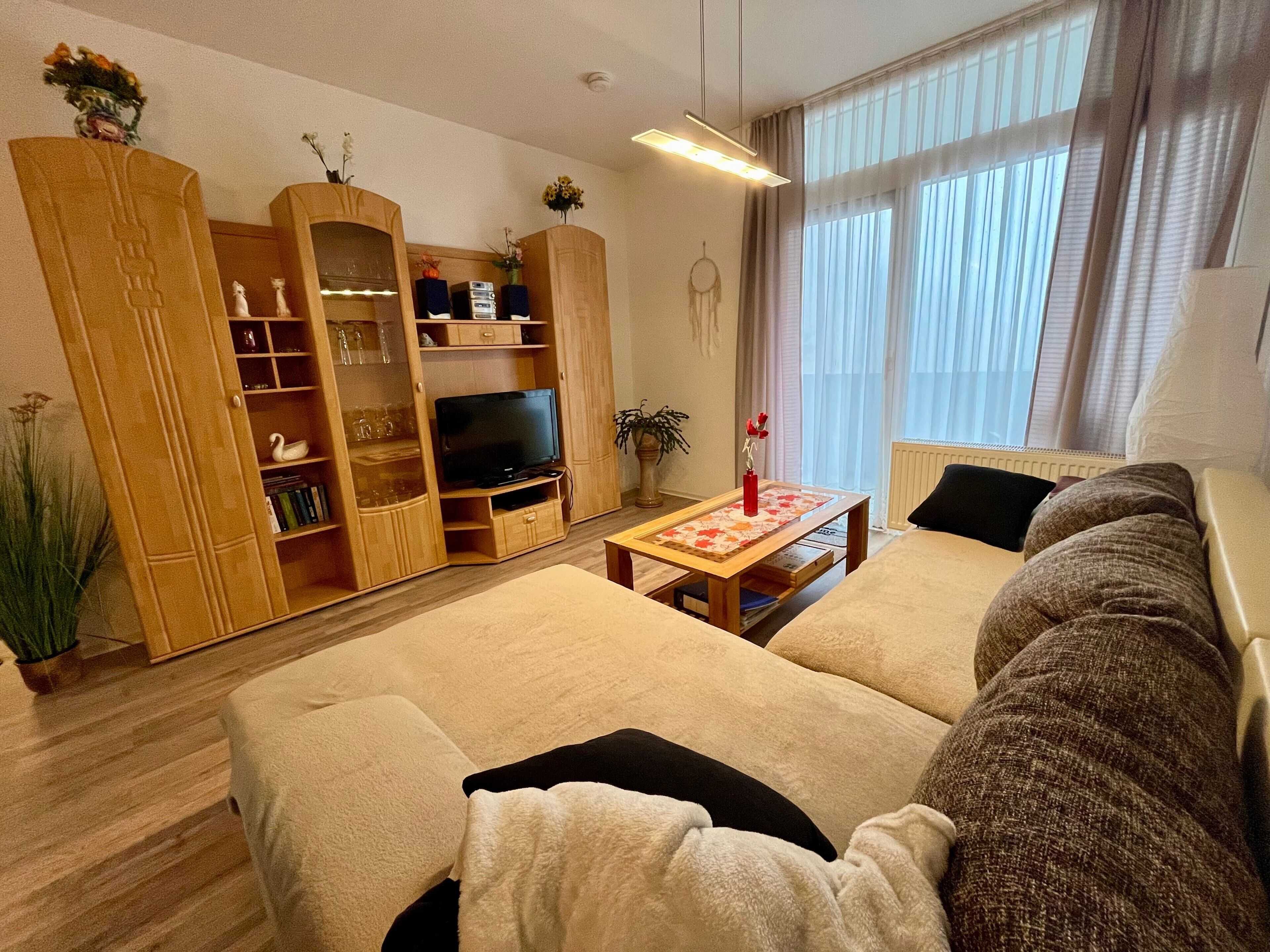 Fernseher, DVD-Player, Tischtennisplatte, Stereoanlage