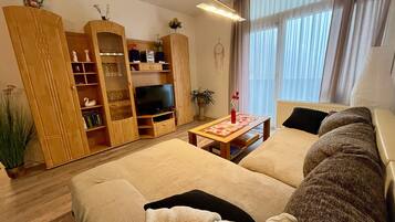 Fernseher, DVD-Player, Tischtennisplatte, Stereoanlage