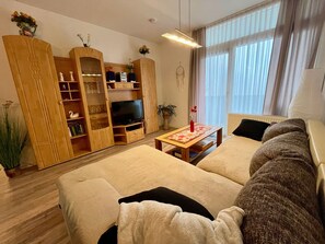 Televisión, reproductor de DVD, mesa de ping pong, estéreo