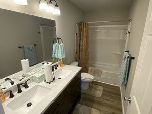 Combined shower/bathtub, hair dryer, towels, soap - Mtn Secret Farm House, Privacy, River, Firepit, Deck, Fishing, Hiking, Outdoors. (Sparta)