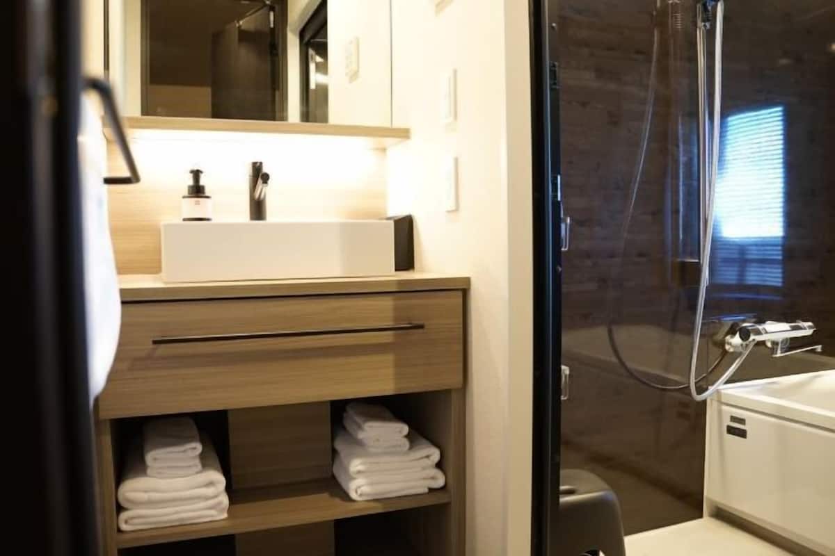 Hårføner, toaletter med elektrisk bidé, håndklær og sjampo