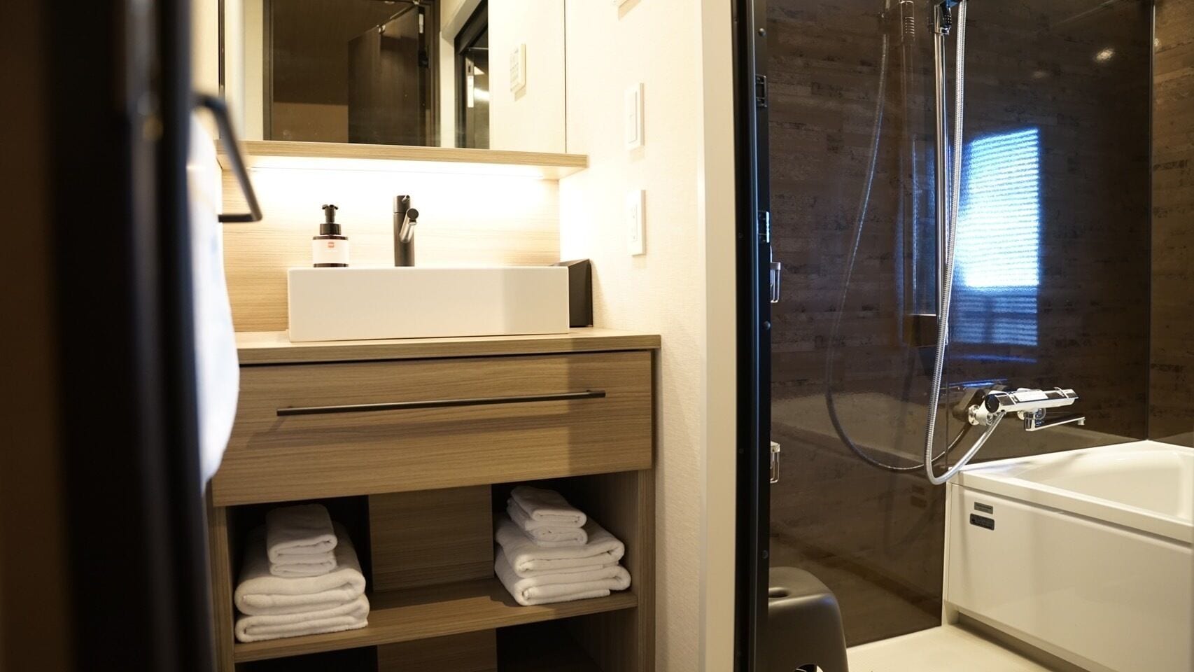 Pengering rambut, toilet dengan bidet elektronik, handuk, dan sampo