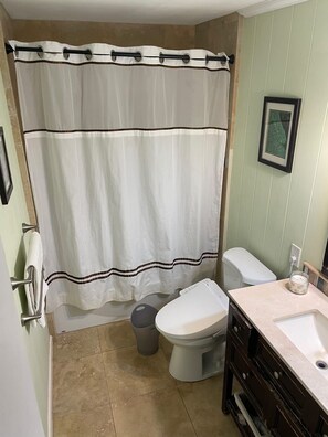 Bathtub, hair dryer, bidet, towels - HOME STAY NEAR WAIMEA, 30 days of relaxation  (Haleiwa)
