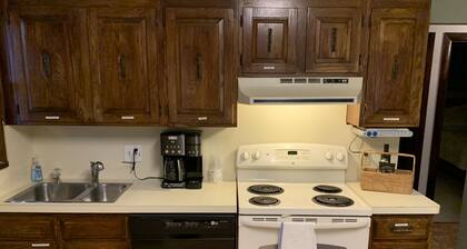 Cherry Corner Cottage-Vintage 3 Bedroom Home *instant booking*