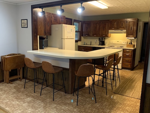 Cherry Corner Cottage-Vintage 3 Bedroom Home *instant booking*