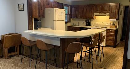Cherry Corner Cottage-Vintage 3 Bedroom Home *instant booking*