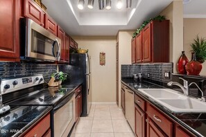 Refrigerador, microondas, horno y parrilla de estufa
