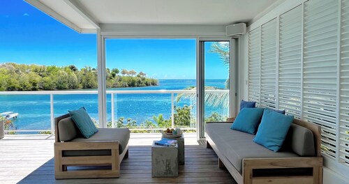 Villa NALA seaside pool standing, relaxation facing the lagoon feet in the water 
