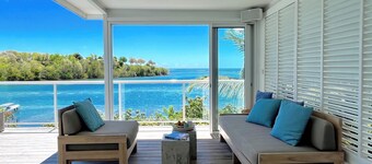 Villa NALA seaside pool standing, relaxation facing the lagoon feet in the water 