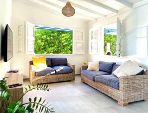 Smart TV, books, offices - Villa NALA seaside pool standing, relaxation facing the lagoon feet in the water  (LE ROBERT)