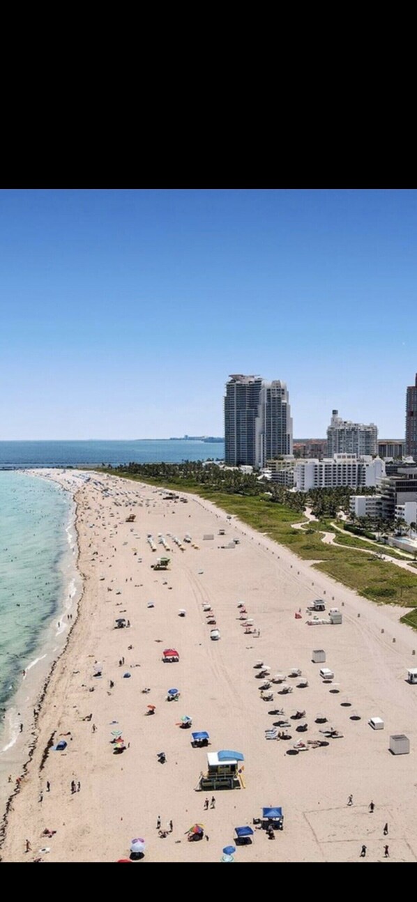 En la playa, camastros y toallas de playa 