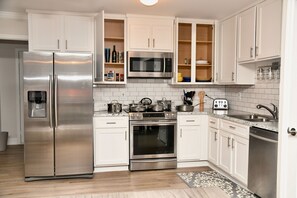 ثلاجة، ميكروويف، فرن، موقد طهي مسطح