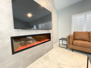Smart TV, fireplace