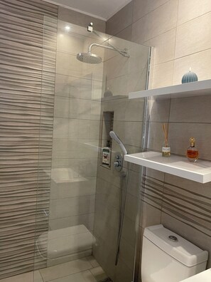Douche, sèche-cheveux, serviettes fournies, savon