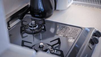 Habitación, para no fumadores, vista al mar | Cocineta privada | Refrigerador, microondas, parrilla de estufa y tetera eléctrica