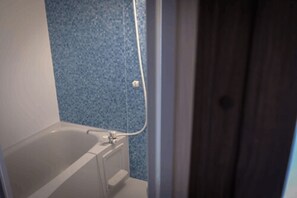 Camera, non fumatori, vista mare | Bagno | Vasca e doccia separate, asciugacapelli, bidet elettronico, asciugamani