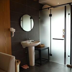 Deluxe Cabin | Bathroom | Shower, rainfall showerhead, hair dryer, slippers - Paradise hotspring hotel (Chenzhou)