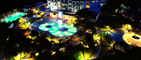 Una piscina al aire libre de temporada