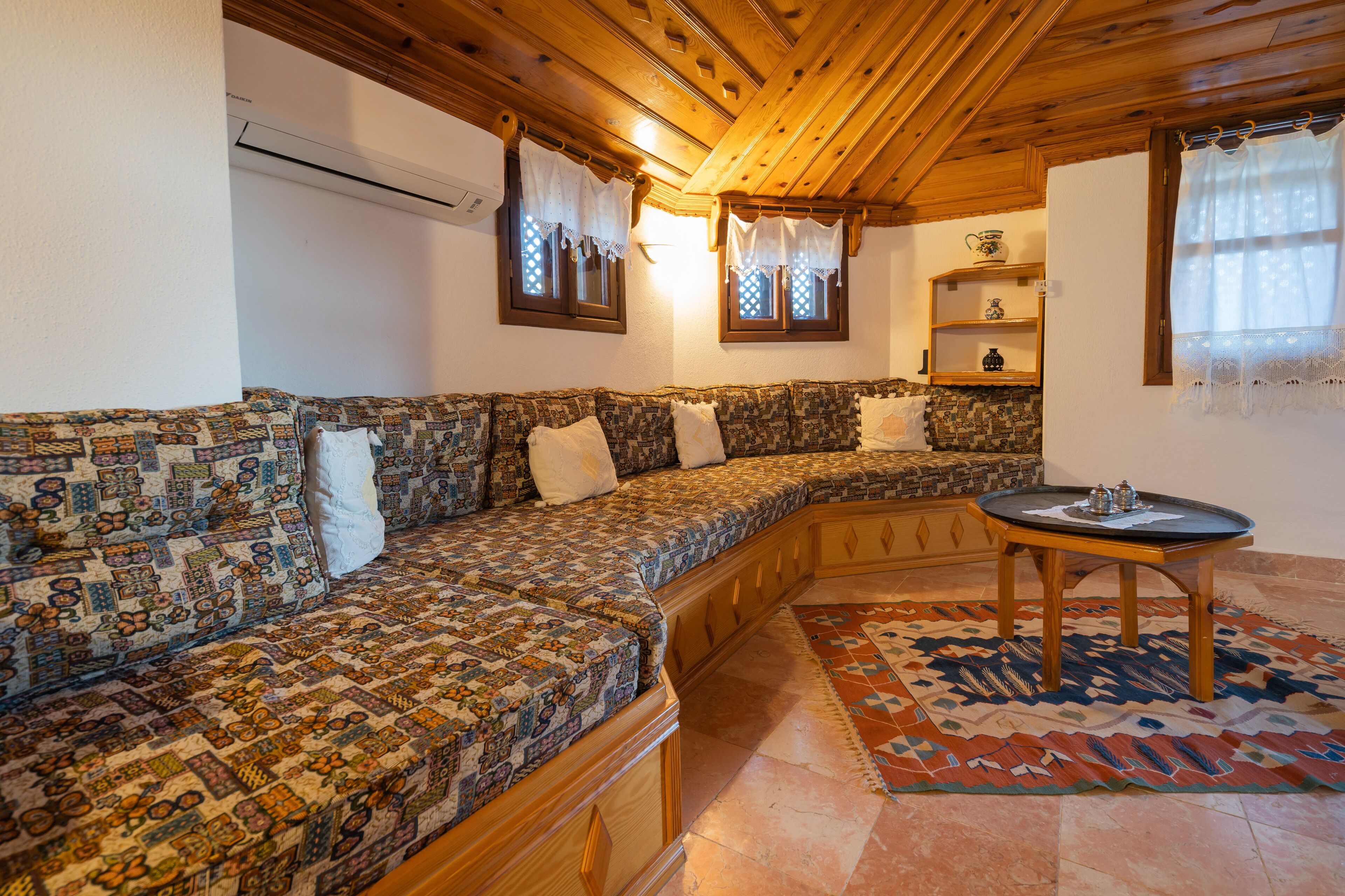 deluxe suite | living area