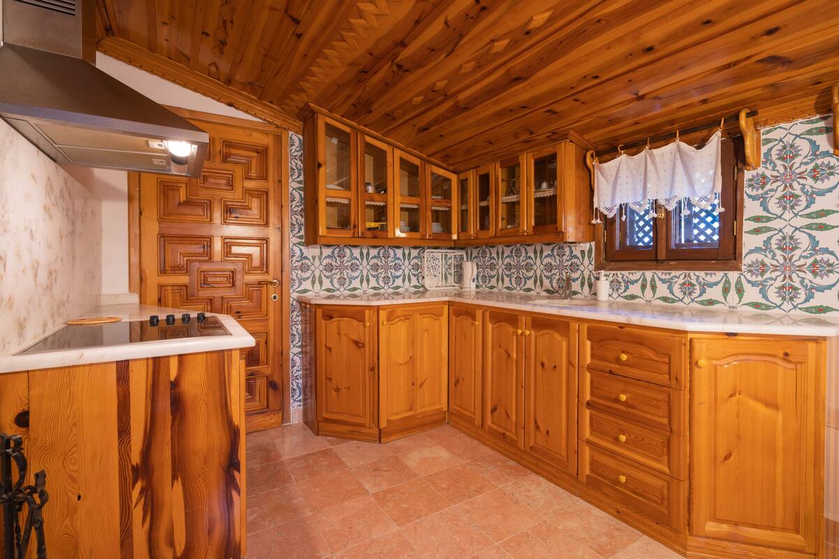 deluxe suite | private kitchen | high chair