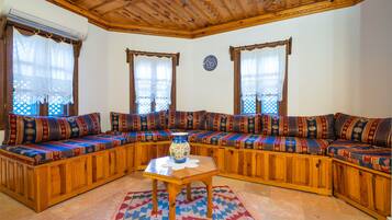 Grand Suite | Living area