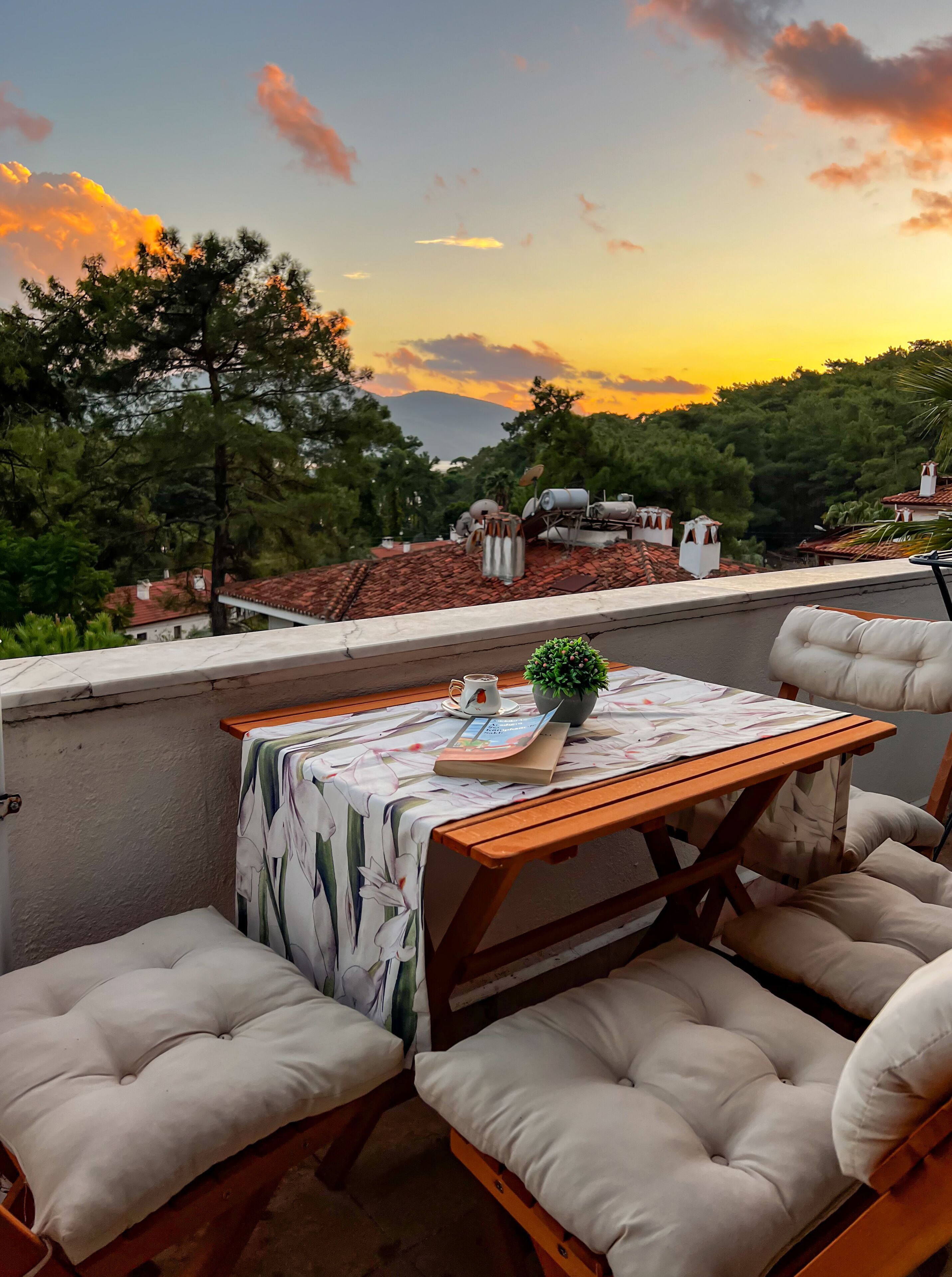 Deluxe Suite | Minibar, individually decorated, individually furnished, soundproofing