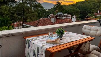 Deluxe Suite | Minibar, individually decorated, individually furnished, soundproofing