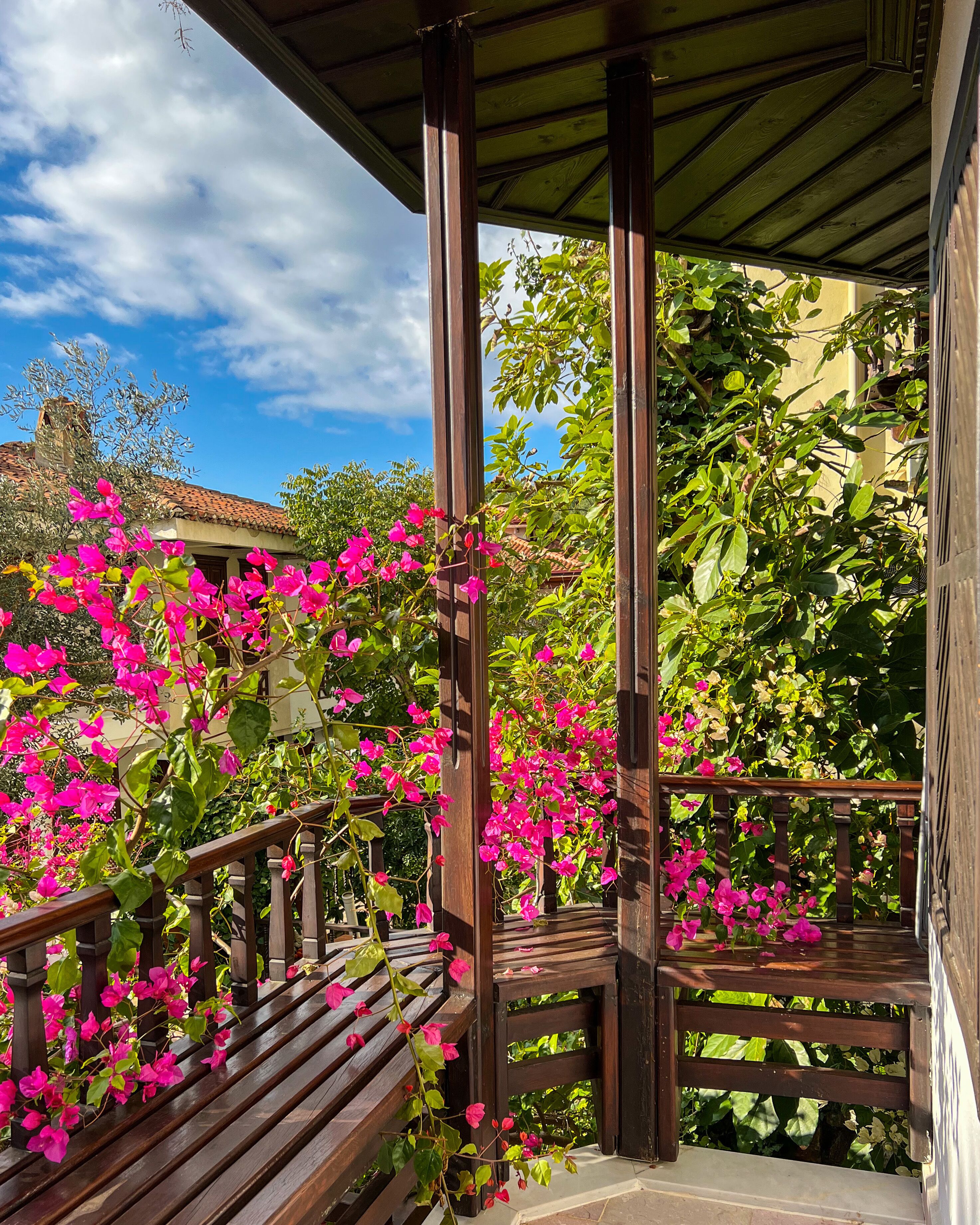 Standard Triple Room | Minibar, individually decorated, individually furnished, soundproofing