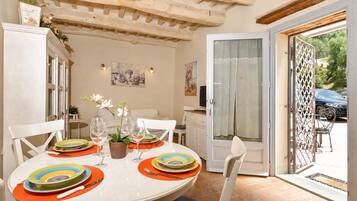 Standard-Apartment, 2 Schlafzimmer, Mikrowelle, Bergseite (Ginepro Grillo) | Speisen