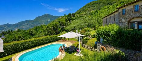Appartement Standard, 2 chambres, four à micro-ondes, cÎté montagne (Ginepro Grillo) | Piscine | Piscine extérieure en saison