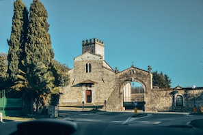Una iglesia de piedra con un arco destacado y un campanario.