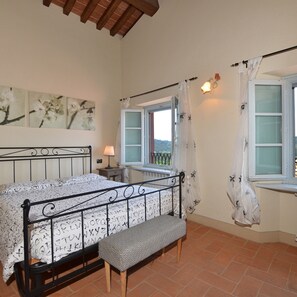 Standard-Apartment, Mehrere Schlafzimmer, Bergseite (Ginepro Grillo) | 2 Schlafzimmer, Bettwäsche