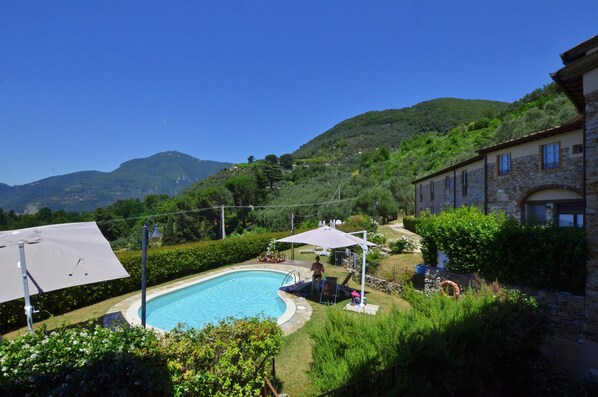 Una piscina al aire libre de temporada
