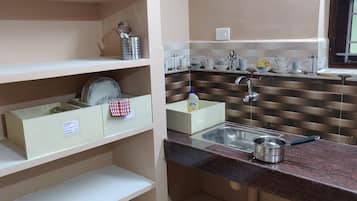 Combined shower/bathtub, soap, shampoo, toilet paper