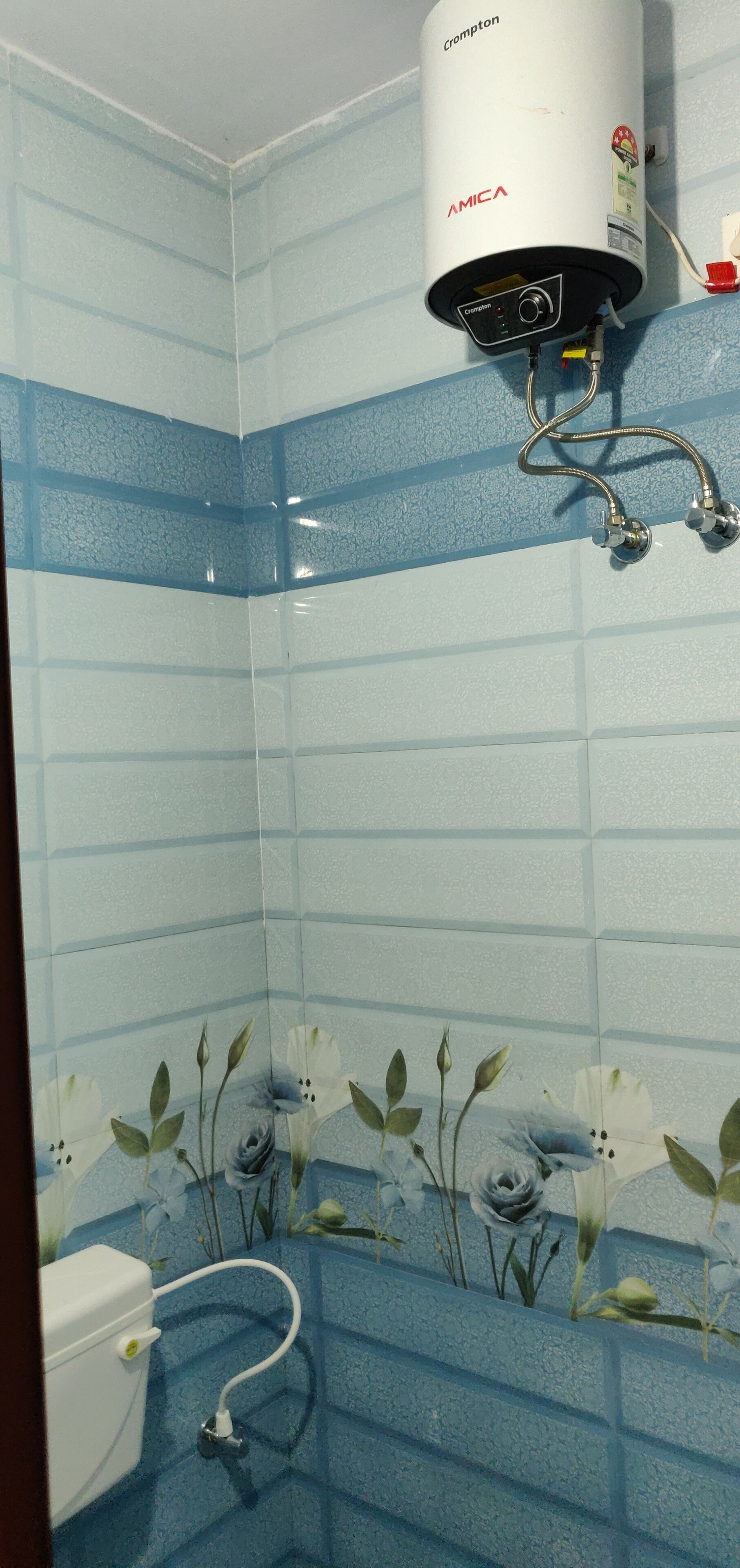 Tina con regadera, jabón, shampoo, papel de baño 