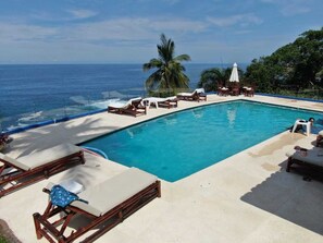 Kolam renang outdoor