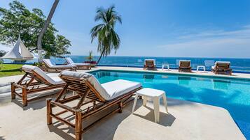 Kolam renang outdoor