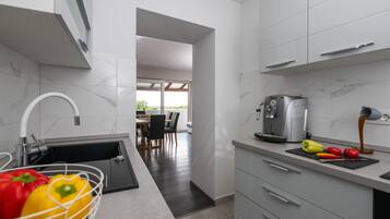 Apartment, 3 Bedrooms, Balcony, Garden View | Interior