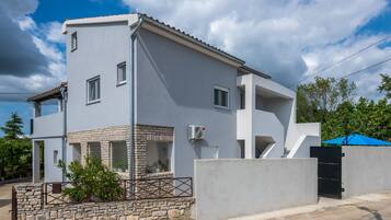 Apartment, 3 Bedrooms, Balcony, Garden View | Exterior