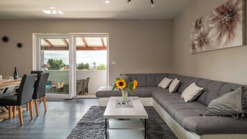 Apartment, 3 Bedrooms, Balcony, Garden View | Living room