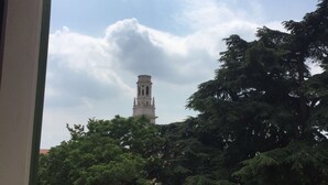 A view of a park with a clock tower, trees, and a paved walkway. - Apartment La Piu' Bella Verona (Verona)
