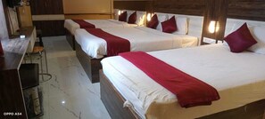 Egyptian cotton sheets, premium bedding, desk, free WiFi
