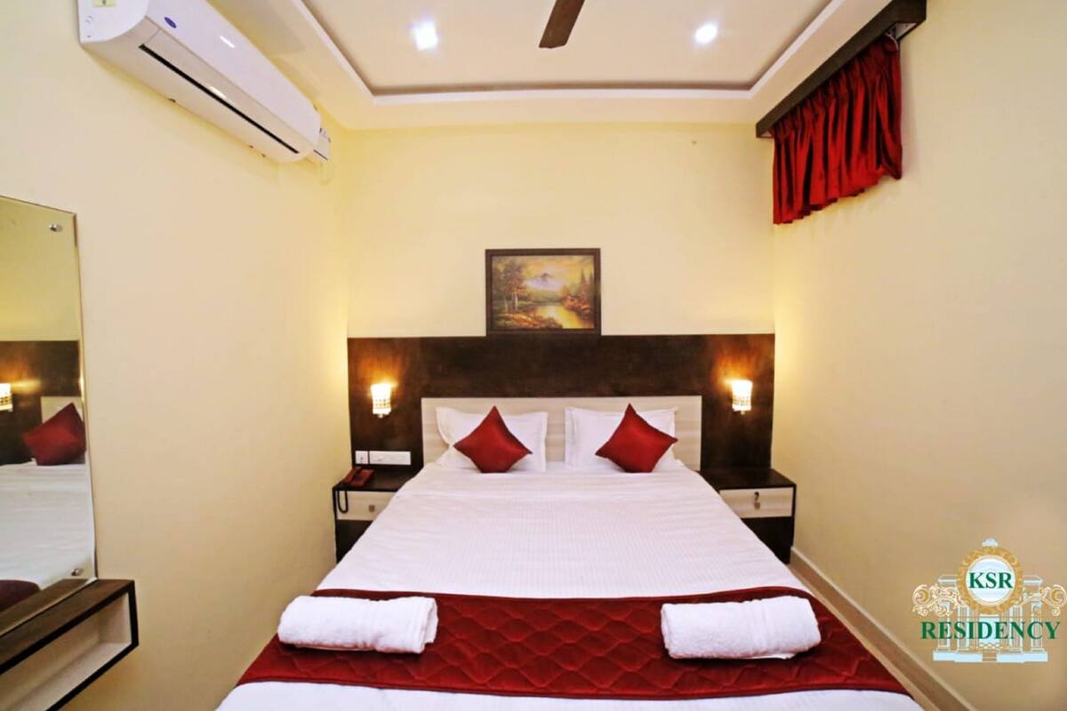 Egyptian cotton sheets, premium bedding, desk, free WiFi