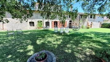 Ferienhaus, 4 Schlafzimmer, eigener Pool, Gartenblick | Speisen im Freien