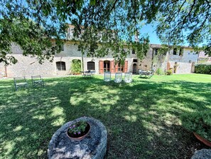 Ferienhaus, 4 Schlafzimmer, eigener Pool, Gartenblick | Speisen im Freien