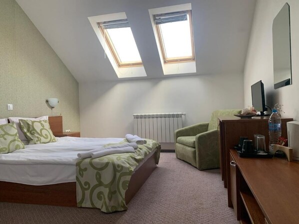 Room, 1 Bedroom, Balcony, City View | Living area