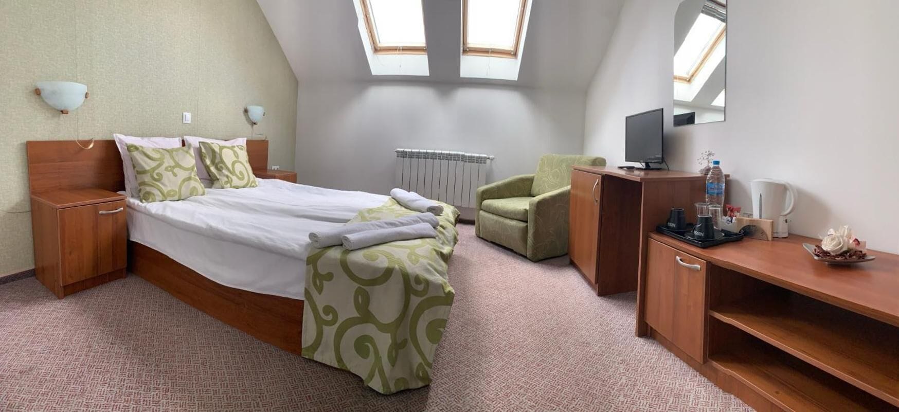 Room, 1 Bedroom, Balcony, City View | Living area